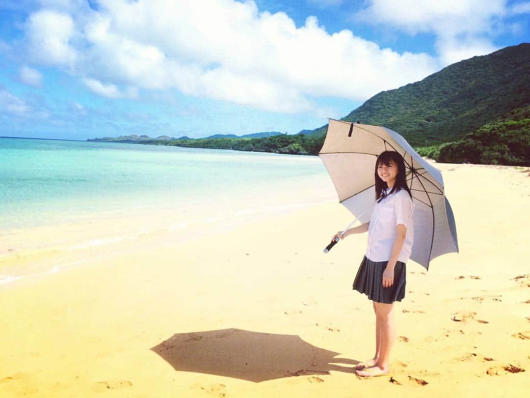 齋藤飛鳥 写真集『潮騒』のインスタグラム：「あしゅと日傘と青い海  #青い海 #日傘 #あしゅ #潮騒 #今日もいい天気 #齋藤飛鳥 #南国時間 #日傘大きめ？#波打際」