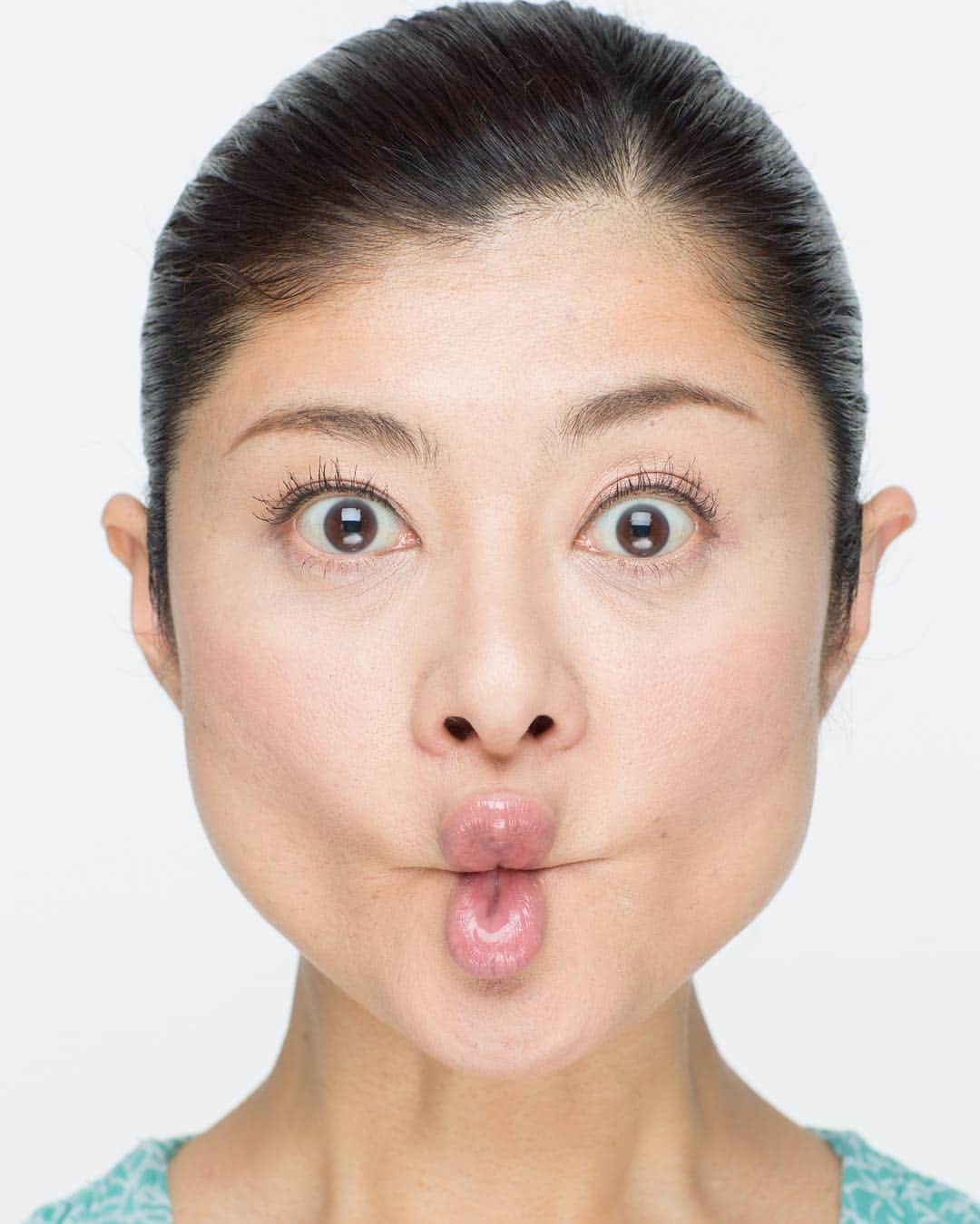 間々田佳子のインスタグラム：「頬のたるみ取り😗 ピヨピヨピヨピヨ ピヨピヨピ〜〜‼️ 昨日は日テレヒルナンデスで 豪華出演者の皆さんと顔ヨガ  幸先の良いスタートでした💕😊㊗️🎍⛩ #ヒルナンデス顔ヨガ #ヒルナンデス #顔ヨガ  #間々田佳子  #幸せなひととき✨  #皆さんのパワーがすごかった…」