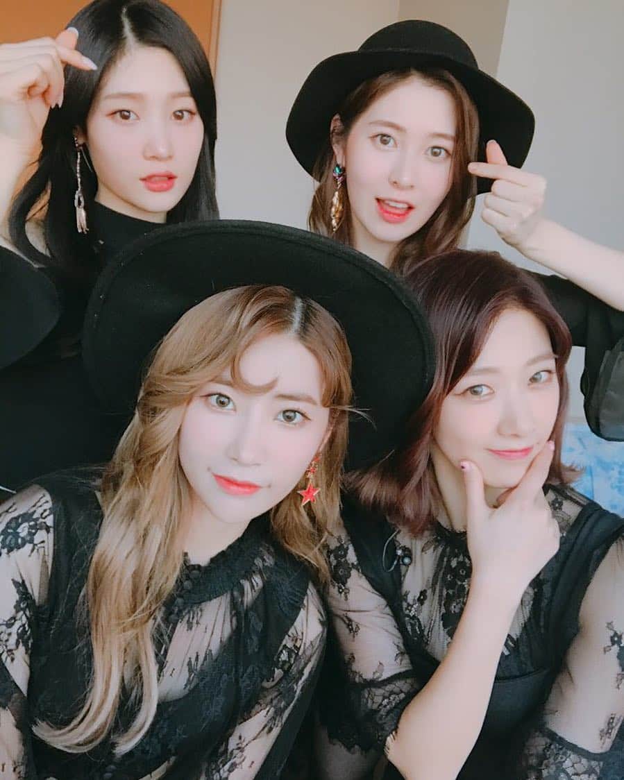 DIAさんのインスタグラム写真 - (DIAInstagram)「[다이아 빈챈현스] #에이드 여러분💕 오늘도 함께 해 주셔서 감사합니다👍🏻 하트 받아라 뿅❤ (희현양 쉼표머리 했어요 소곤소곤) #다이아 #DIA #예빈 #채연 #희현 #유니스 #YEBIN #CHAEYEON #HUIHYEON #EUNICE #ㅂㅊㅎㅅ」1月7日 16時47分 - mbk.dia