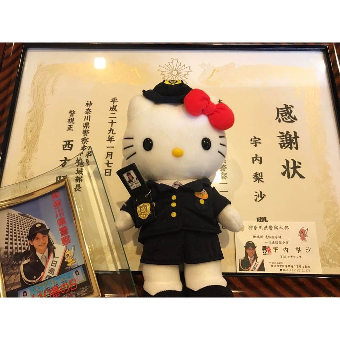 宇内梨沙さんのインスタグラム写真 - (宇内梨沙Instagram)「「神奈川県警察 一日通信指令官 」 無事、任務を終えました。  横浜SOGOでのイベントに来てくださった方 たまたま通りかかって見てくださった方 本当にありがとうございました😊  たくさんの方が集まってくださって とても嬉しかったです♫  県警の方々にもこんな素敵なものを 作ってくださいました💓 キティちゃんの持っている 「ミニ警察手帳」 あまりに可愛いので スマホに早速つけてしまいました✌️ 名刺や写真まで作って頂いて… このご厚意には本当に感謝です。  次の目標は 税務署長です。ニヤッ  目指せ ◯◯長界のグランドスラムやー！  そしてJNNニュースでも 放送して頂きました。 司令官の様子こちらでもご覧頂けます。 http://cgi.tbs.co.jp/n/COdG」1月7日 18時06分 - risaunai