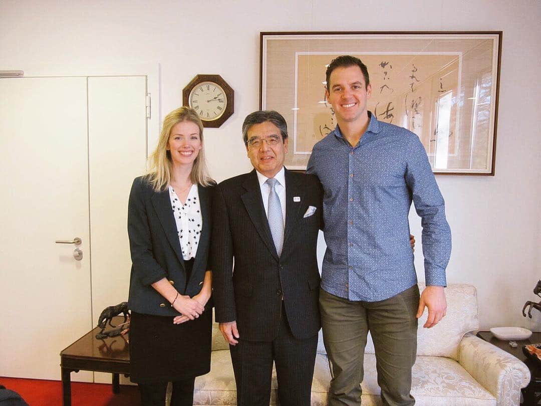 リック・バンデンハークさんのインスタグラム写真 - (リック・バンデンハークInstagram)「‪Honored to meet Ambassador Inomata-San, who is the ambassador of Japan to the Netherlands. Got my visa and ready for 2017 season! #sbhawks ‬#embassyofjapan #ready2go」1月7日 19時29分 - rick_vdhurk
