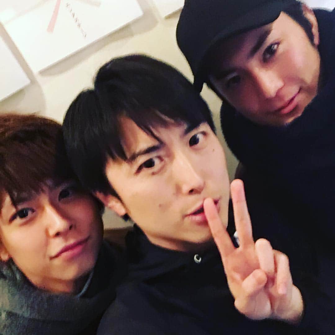 中屋敷法仁のインスタグラム：「【興奮】しすぎてピンぼけした間宮祥太朗×鈴木勝大との今夜！あふん！ #enjoy # life #happy #theatre #演劇 #劇場 #虚仮威 #帝一の國」