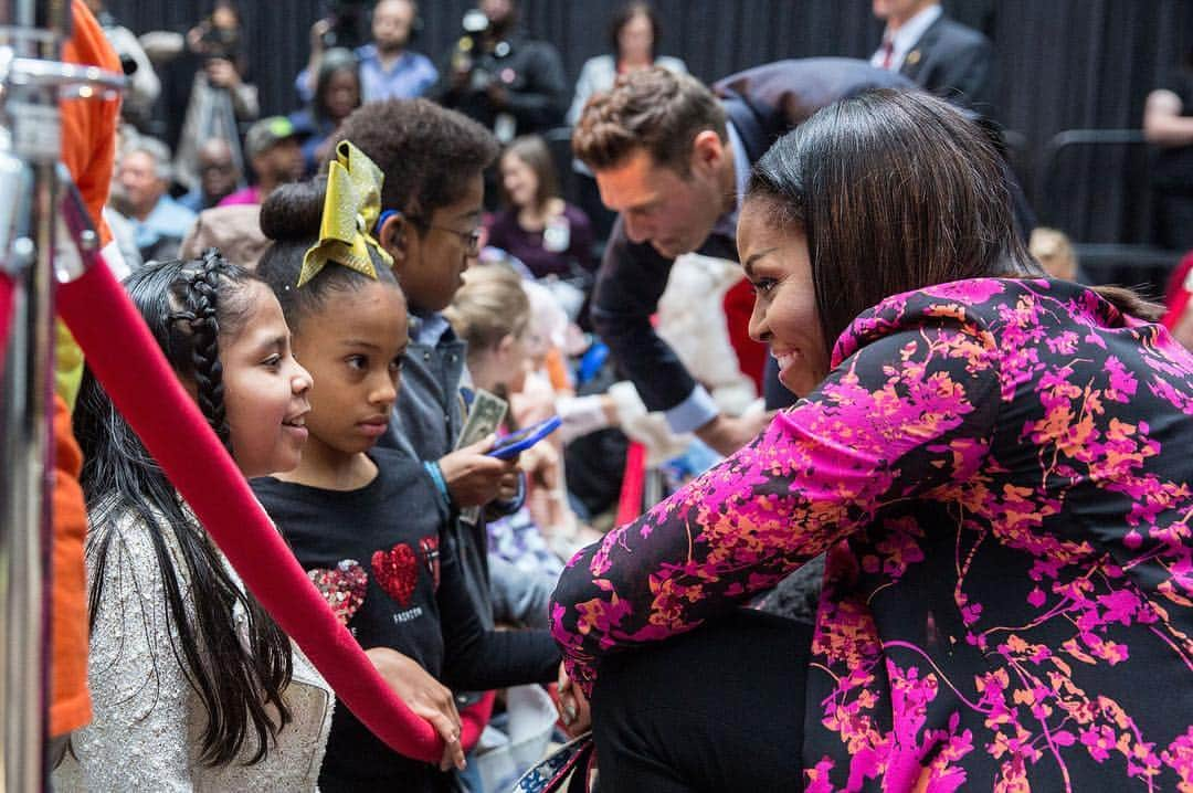 ミシェル・オバマさんのインスタグラム写真 - (ミシェル・オバマInstagram)「Following in the footsteps of former First Ladies, First Lady Michelle Obama spent Monday morning visiting with young patients, families and staff at the Children's National Medical Center in Washington, D.C.」12月15日 0時01分 - michelleobama44