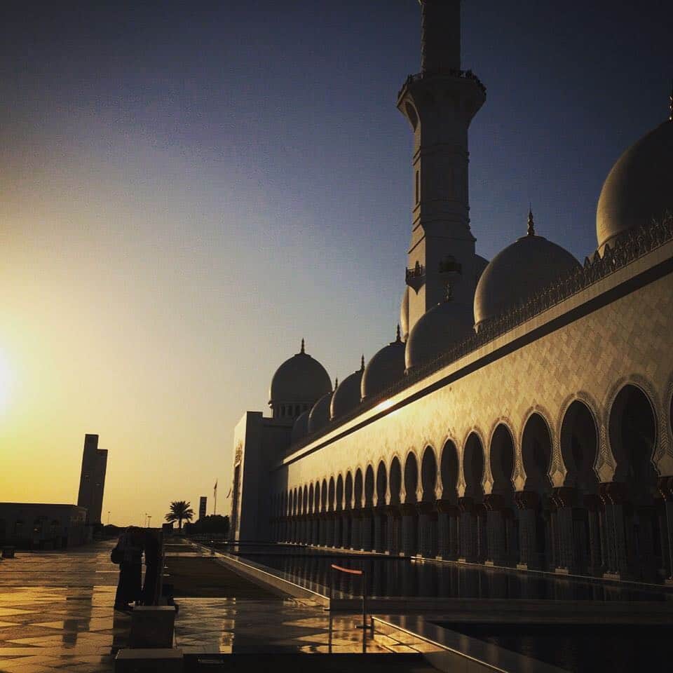 Koya Takeiのインスタグラム：「Abu Dhabi - なぜか気持ちが落ち着いて、すっと楽になる。この感覚は明治神宮や出雲大社などを歩いた時の感覚に似ていた。自分の気持ちを落ち着かせる場所を持っていることは、自分自身の理解を深める大事な時間を作り、新たな一歩を踏み出すチャンスを作ることにも繋がるのではないか。  #素敵な休日の過ごし方 #素敵な時間 #リラックス #リラックスタイム #旅 #世界一周 #worldtraveler #モスク #Abū Dhabī #アブダビ #グランドモスク #夕焼け #夕焼け空」