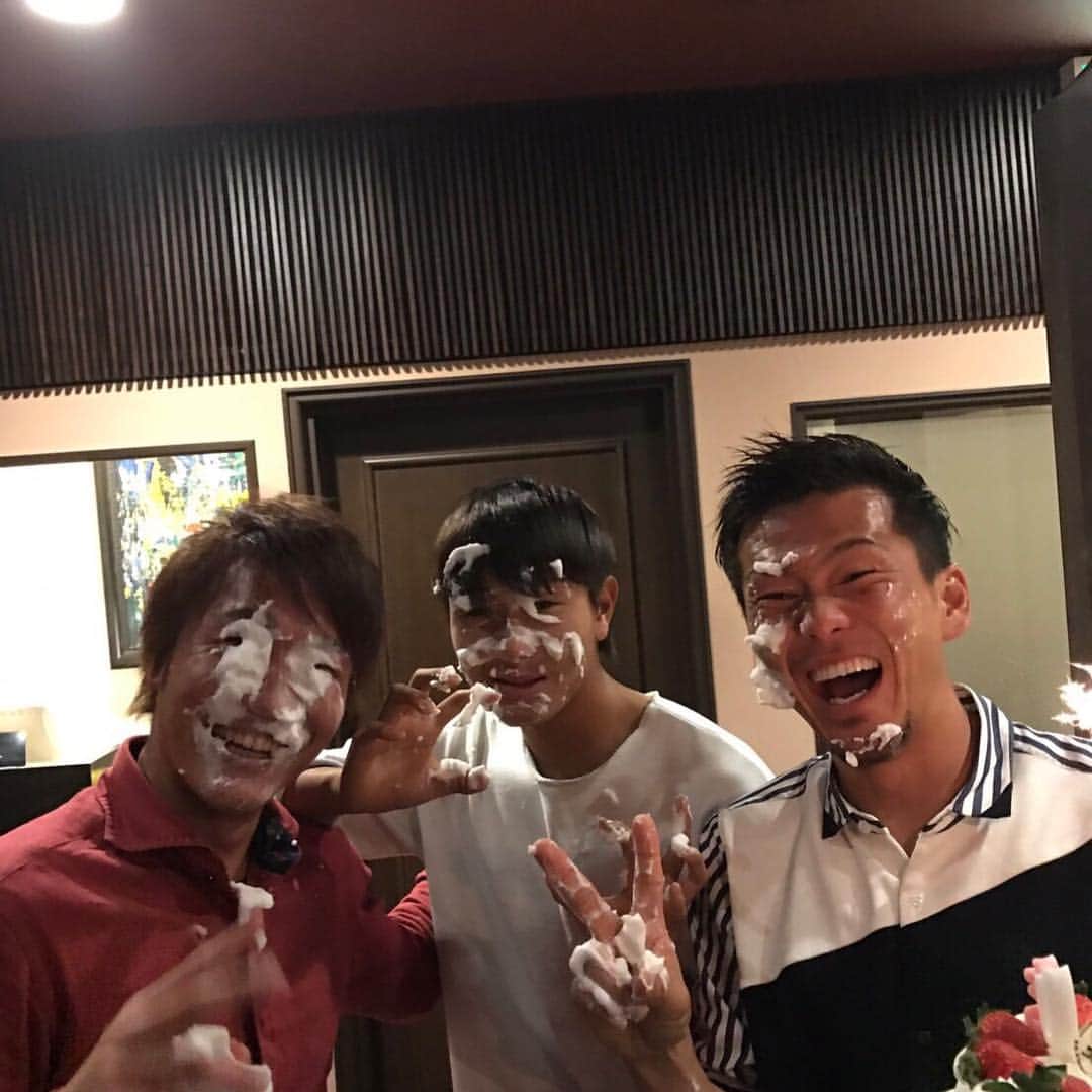森晃太のインスタグラム：「なべさん、ごろーくんの誕生日会！🎉おめでとうございます！！ 6月誕生日のおれはなんでケーキが顔についてんだ。 とにかく楽しかった✌️️」