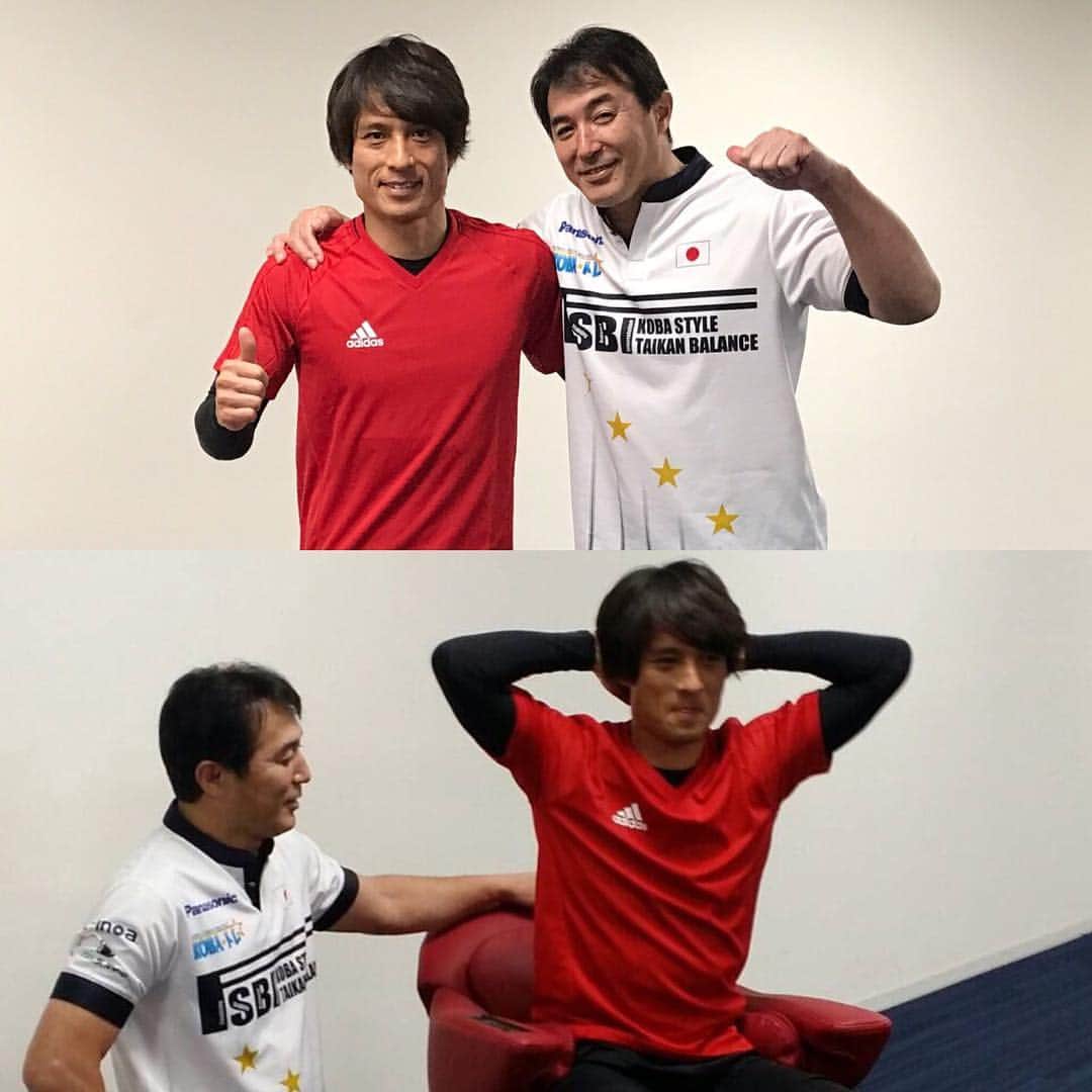 木場克己のインスタグラム：「ガンバ大阪クラブハウス内で恒ちゃんと体幹バランストレーニング指導以外での仕事(^^) #伊佐市  #kobaトレ  #体幹バランス  #koba式体幹バランス  #ガンバ大阪 #市立吹田サッカースタジアム  #コアトレチェア  #宮本恒靖」