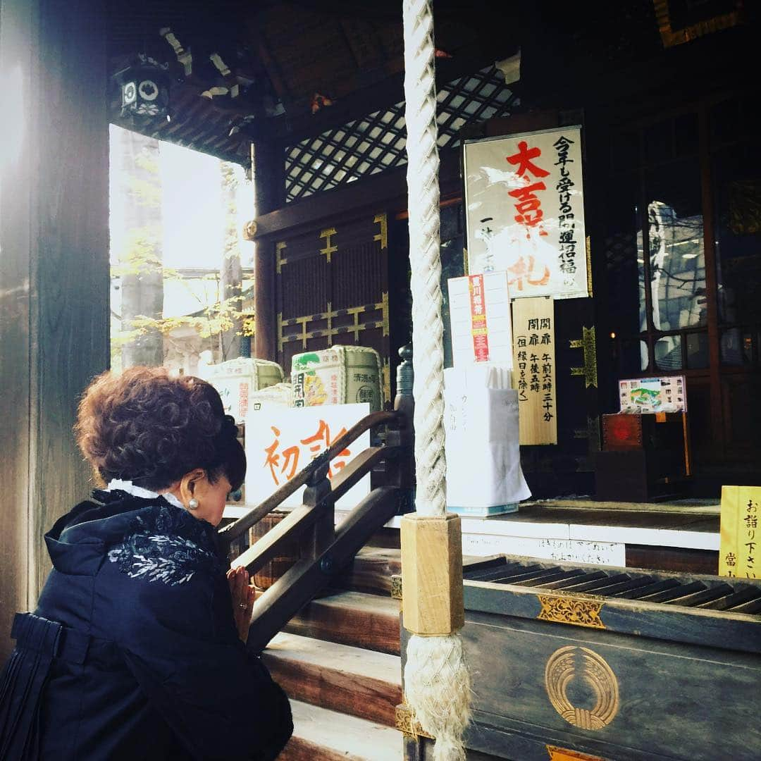 黒柳徹子さんのインスタグラム写真 - (黒柳徹子Instagram)「今日は、赤坂 豊川稲荷で撮影がありました。私の初詣は、豊川稲荷。 約６０年前、当時やってた番組「夢であいましょう」でいっしょだった、永六輔さんや渥美清さんが「豊川稲荷は、芸能界や水商売の方がお参りするところだ」と教えてくれて、渥美さん、永さん、中村八大さん、坂本九さん、EHエリックさん、岡田真澄さん、前田武彦さん、ディレクターの末盛さんなどが集まって、大晦日にみんなでお参りすることが恒例となった。 当時としては精一杯の千円で、ご祈祷していただいて、いろんなことをお願いした。 ある年、前田武彦さんが、「実は、去年自分は２千円で祈祷してもらった。そしたら、すごく御利益があったから、みんなも２千円にした方がいいと思う」と言った。 みんなで、「えっ〜！２千円！」と驚いたけど、永さんが、何故か「前田武彦が良い事が多かったんだから、みんなもそうしようよ！」と言いはった。凄い御利益につられて、その年からご祈祷代は２千円に値上げされた。そのおかげで、私は６３年も芸能界で仕事ができてるのかもしれない。  #黒柳徹子#トットちゃん#kuroyanagi#tetsuko#kuroyanagitetsuko#tetsukokuroyanagi#tottochan#totto#徹子の部屋#世界ふしぎ発見」12月15日 19時31分 - tetsukokuroyanagi