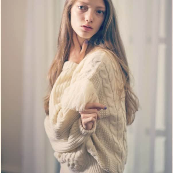 MEGのインスタグラム：「【本日先どりSALEスタート】ビームス公式オンライン内 @carolina_glaser ストアで、#megfashiondiary にも掲載されていた今季のニット(40％OFF 10200円＋税 問い合わせ番号 62-15-0033-286)など、セールになりました。他にもみてみてね。」