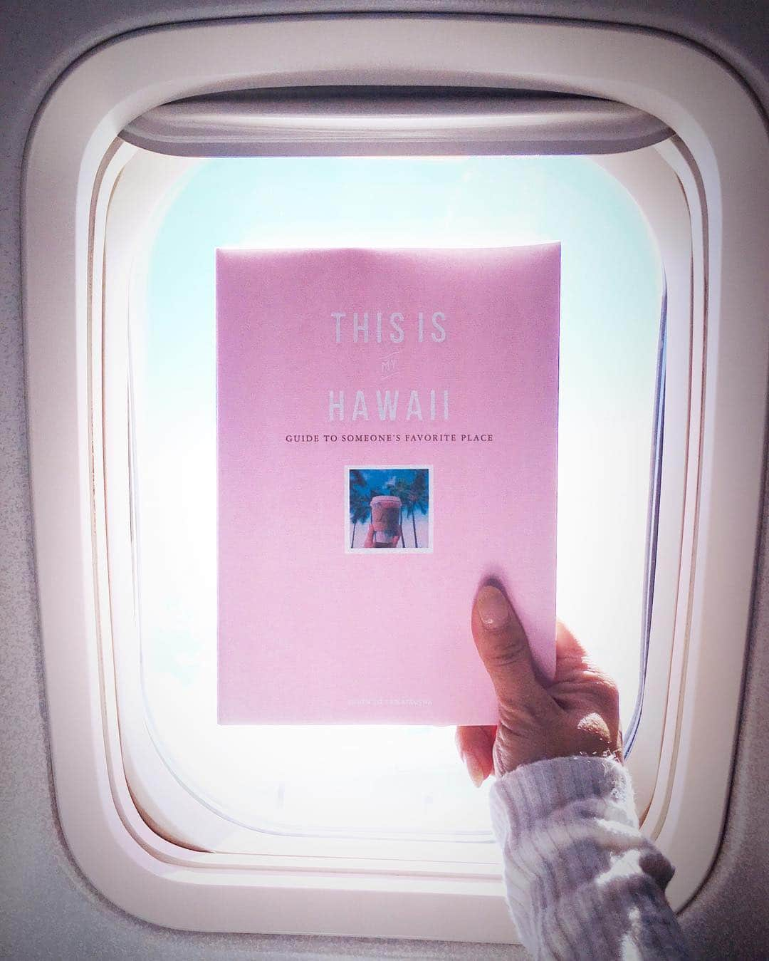 CANVASのインスタグラム：「. 新刊できました！ 『THIS IS MY HAWAII』🌴 Instagram上に散らばる、世界中のハワイloverがpostした最愛スポットを、一冊にまとめあげたハワイガイドブックです。 夏に発売した『THIS IS MY TOKYO』の第2弾。 行き慣れた方にも「2冊めのガイドブック」や「行かずにハワイ妄想旅」などに使えると思います！ . ご協力いただいた皆様、本当にありがとうございました🙌 可愛い写真がいっぱいです！ . #thisismyhawaii #今日から発売 #hawaii  #travel  #LifeisaParadise」