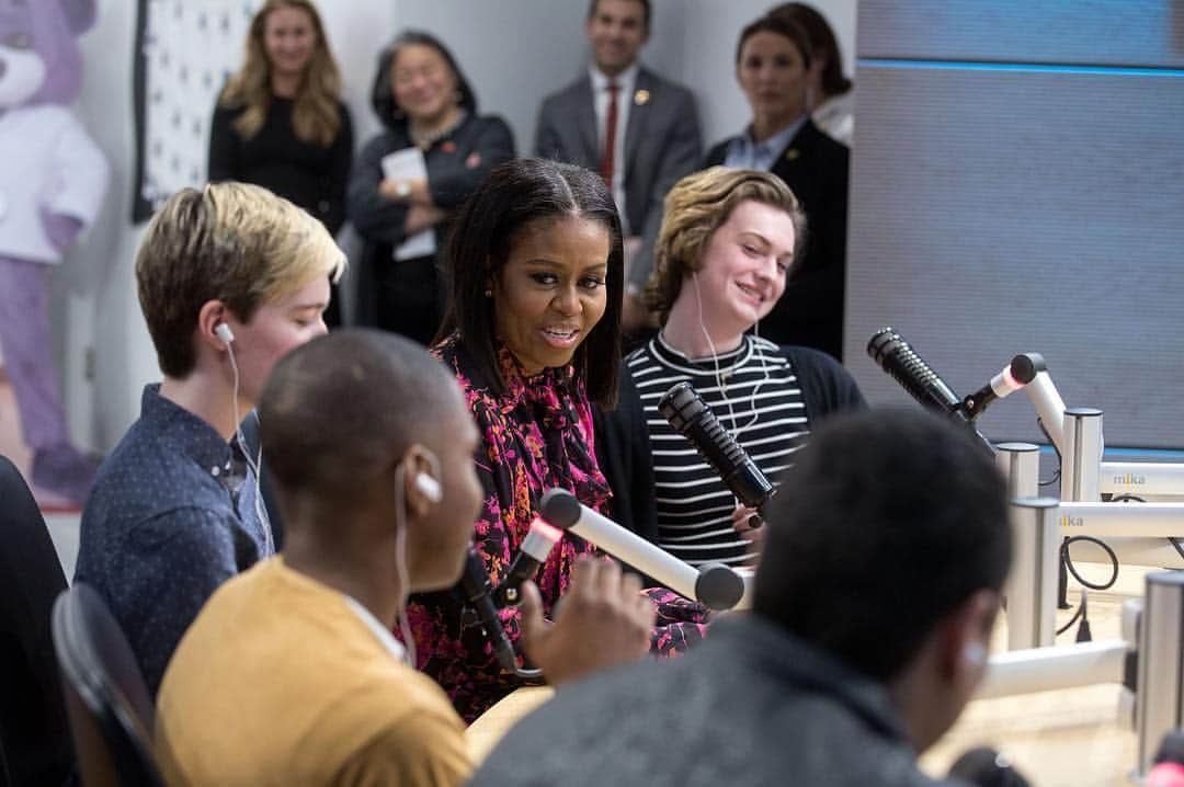 ミシェル・オバマのインスタグラム：「Earlier this week, the First Lady shared holiday traditions and New Year’s resolutions with members of the Children's National Medical Center’s Youth Pride Clinic. Tune in to @OnAirWithRyan to hear more.🎙」