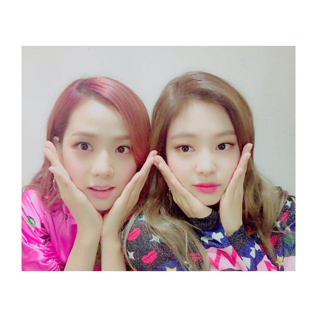 BLACKPINKさんのインスタグラム写真 - (BLACKPINKInstagram)「#BLACKPINK#JISOO#JENNIE#불장난#STAY#치츄#젠득#젠츄#JENCHOO#뇽안뇽안  오늘은 둘이 같이 찍은 사진으로 업데이트!!!!!! 제가 업데이트를 위해서 열심히 찍어놨어요!! 칭찬해주세요☺️😘역시..치츄가짱이야!✌️️✌️️😎 hello world:) its jenjen and chichoo time! we miss you guys so much 😘 have a good night everyone ✌️️ sweet dreams 💕」12月16日 20時30分 - blackpinkofficial