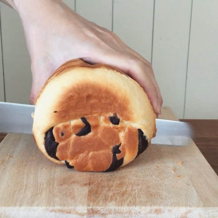 のインスタグラム：「. . #イラストパン  #ルーシー #Lucy  #peanuts  #snoopy . . . . #🍞 #bread #homemade #handmade #art #illastration #artfood #おうちぱん #おうちカフェ #イラストぱん #手作りパン #パン #萌え断 #パン作り #食パン #朝ごパン #お昼ごパン #ピーナッツ #サザエさん #花沢さん #girl #kawaii #👧🏻 #snoopyandfriends #snoopylover」
