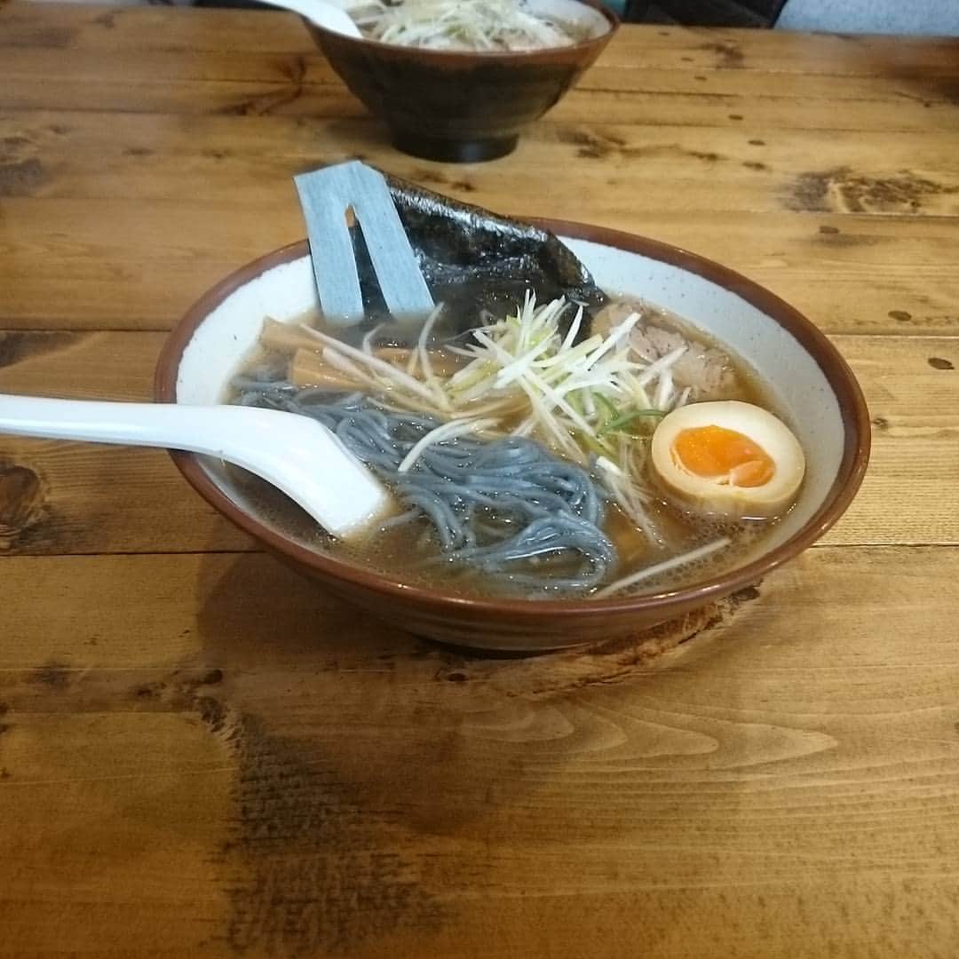 Omoray Omorayのインスタグラム：「クリカラのデニム麺 見た目こそすごいですけど とっても美味しい醤油ラーメン  住所 岡山県倉敷市児島上の町1-9-31 TEL 086-441-9881  #omoray  #文化#calture#美観地区 #倉敷#kurashik #岡山#okayama #クラシキ文華 #クラシキブンカ #japan #japantrip #travel #trip #ramen #ラーメン」