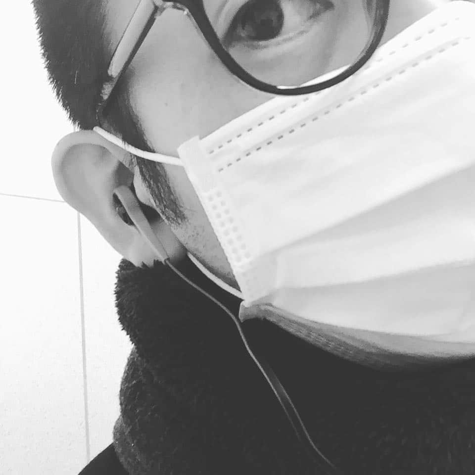 坂東亀三郎さんのインスタグラム写真 - (坂東亀三郎Instagram)「眼鏡にマスクにイヤホン、この時期の耳は大忙し八重樫忙しフル回転です。#眼鏡男子 #伊達眼鏡 気分でイヤホンとヘッドホンを使い分け。このタイミングで流れている曲は水曜日のカンパネラさんで「桃太郎」。」12月16日 16時16分 - otowayabando