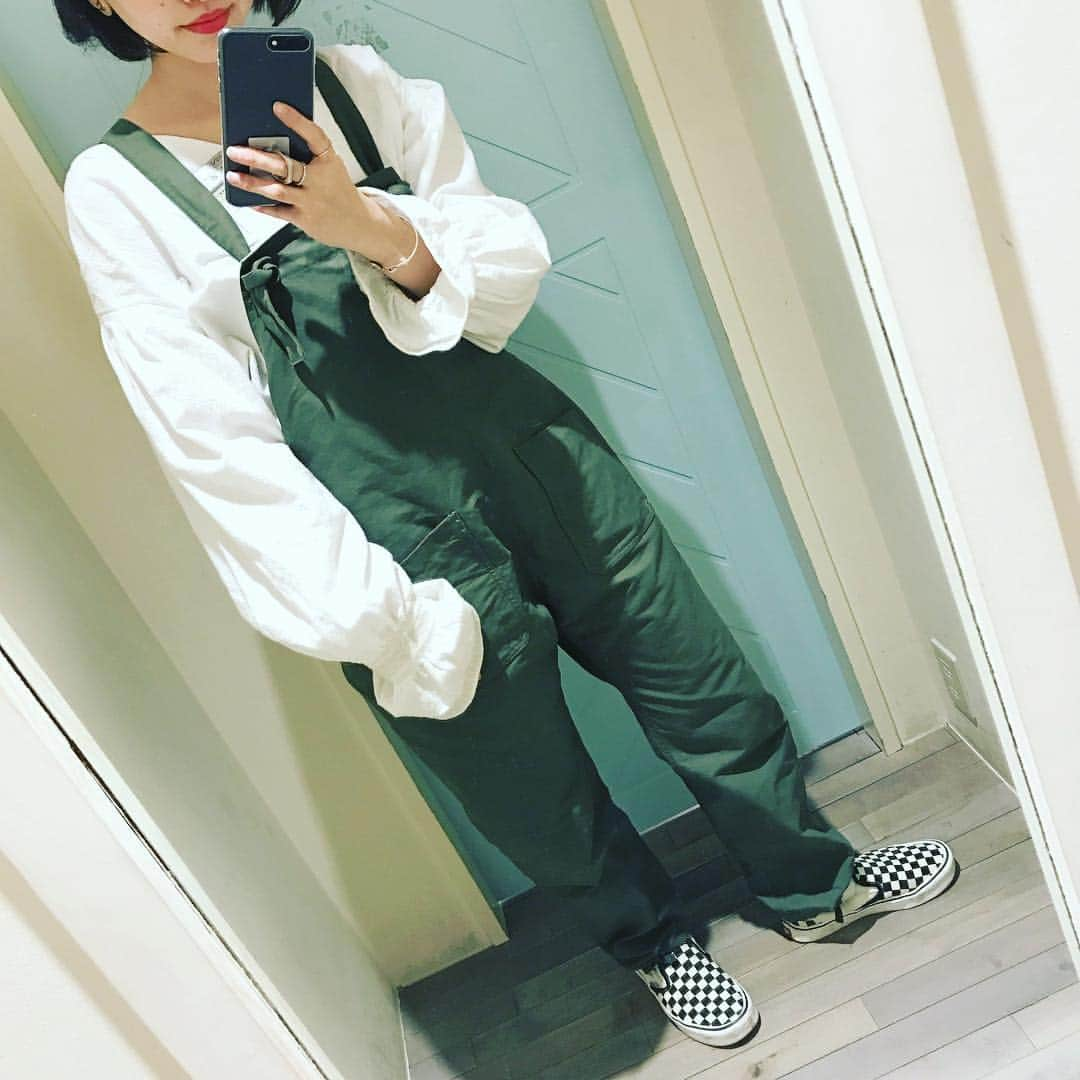 Moeka Horisakiのインスタグラム：「オーバーオールラバー🐸 . #kastane横浜店 #kastane#kastane_ootd #ootd#overall#khaki #vans#sneaker #iphone7plus#デビュー #画質きれい嬉しい#わーいわーい #画面でっか#この支えるリング最強 #なんだか久々の更新になっちゃった #レースプルオーバーの新しい色買おうかな」