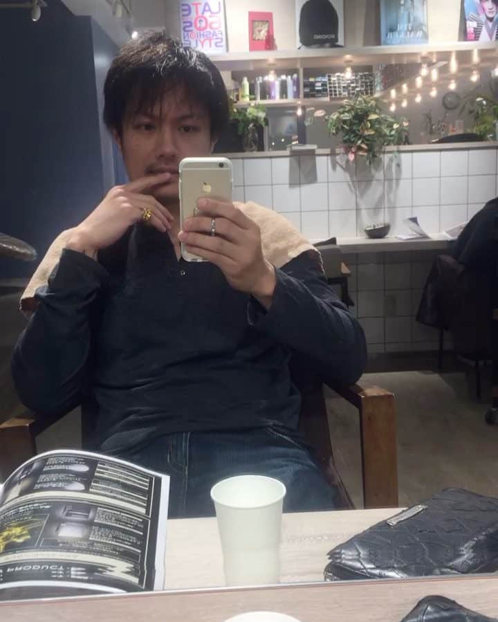 のインスタグラム：「美容院💇‍♂️ Getting my hair done😎」