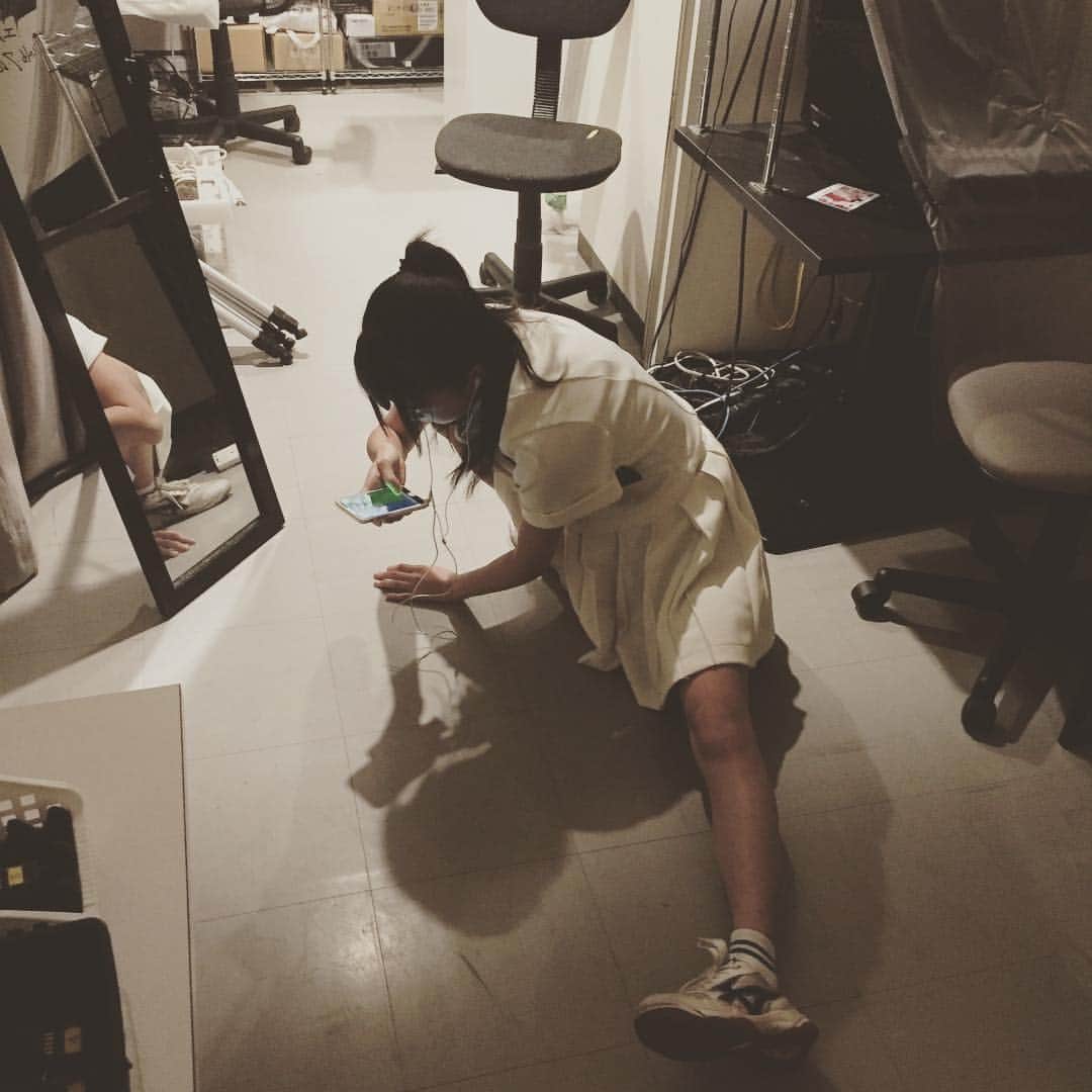 ぷちぱすぽ☆のインスタグラム：「本番前に音楽を聴きながらストレッチをする #りーちゃん #ぷちぱすぽ  #ぷちぱ #アスリートさながら」
