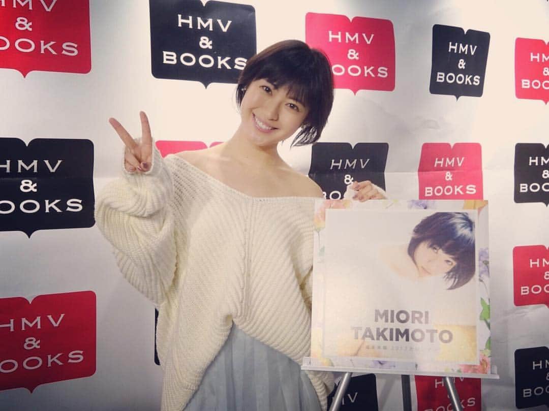 瀧本美織のインスタグラム：「発売しました👑みんなありがとう🐶💓 #calendar#mioritakimoto#2017」