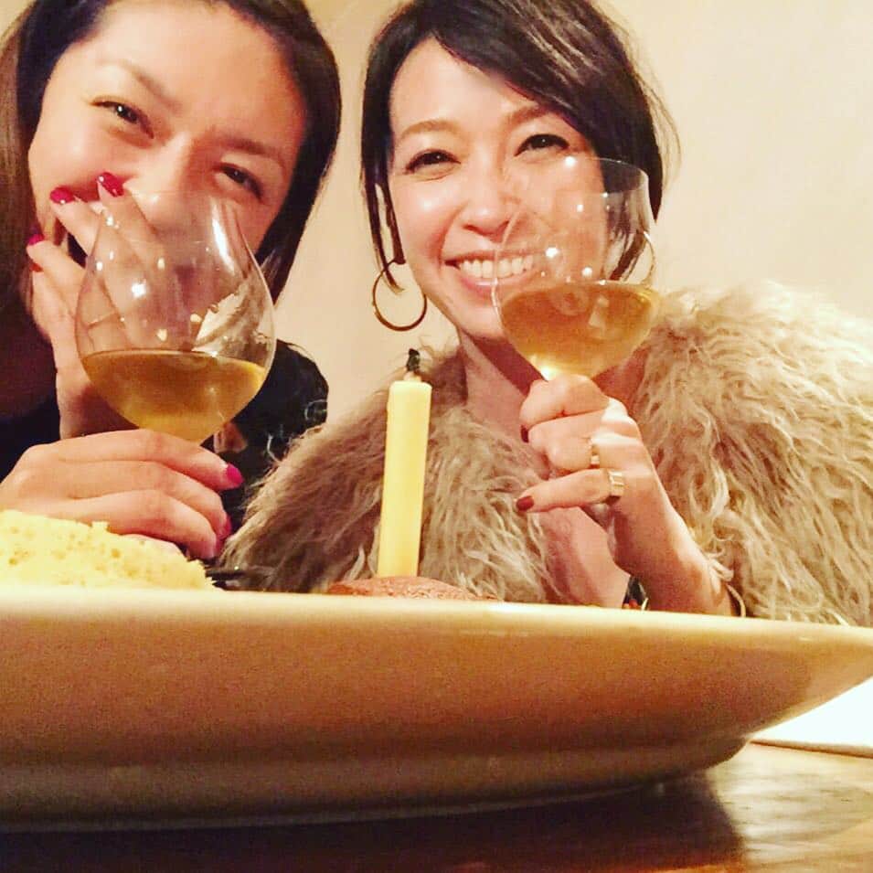 加藤紀子のインスタグラム：「私達は過去何年、幾度もなく こうして一緒に笑ってきたのだろうなと、今夜、えみちゃん誕生日にて改めて思う。これまで沢山泣いたし憤ったしひっくり返って笑ったし。心を丸ごと話せる人の新しい一年のスタートをお祝い出来て良かった✨ えみちゃん、改めておめでとう🎉」