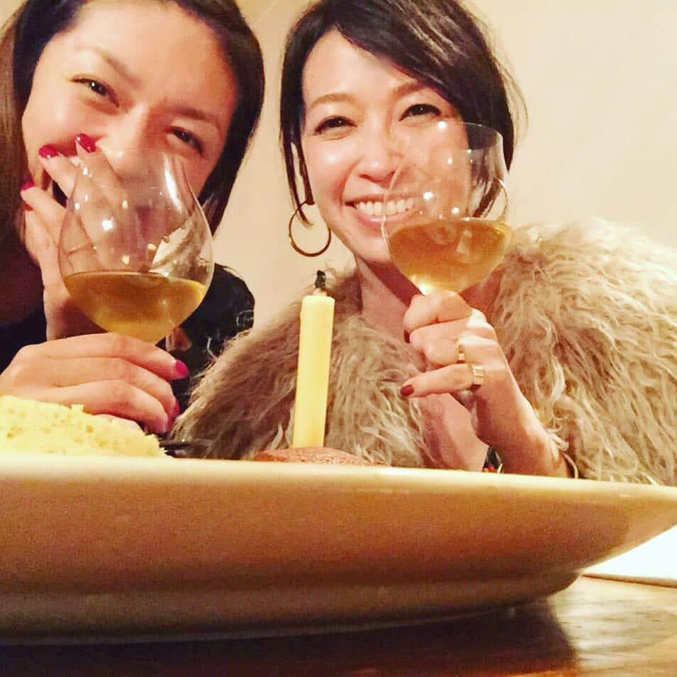 加藤紀子さんのインスタグラム写真 - (加藤紀子Instagram)「私達は過去何年、幾度もなく こうして一緒に笑ってきたのだろうなと、今夜、えみちゃん誕生日にて改めて思う。これまで沢山泣いたし憤ったしひっくり返って笑ったし。心を丸ごと話せる人の新しい一年のスタートをお祝い出来て良かった✨ えみちゃん、改めておめでとう🎉」12月16日 23時39分 - katonoriko