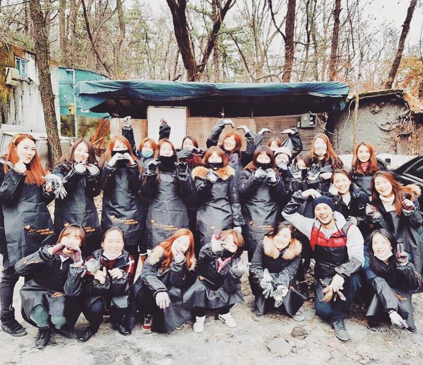 キム・ジソクのインスタグラム：「내마음에 보석상자❤️ 봉사뒤에 우리끼리 거하게  삼겹살에 소주.  낮술은 우리만의 안비밀~👏👏 갈색머리가 요즘 유행인가요 ㅋㅋ」