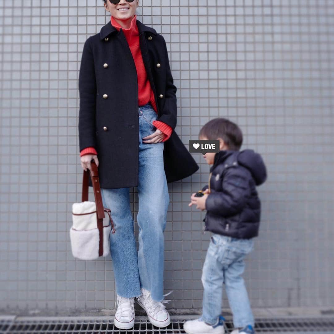 のインスタグラム：「. 今日の#outfit 🔍 鮮やかなオレンジがポイント✨ . coat...#drawer knit...#Wendelborn #edition denim...#redone #drawer shoes...#converse  bag...#AYAKO」