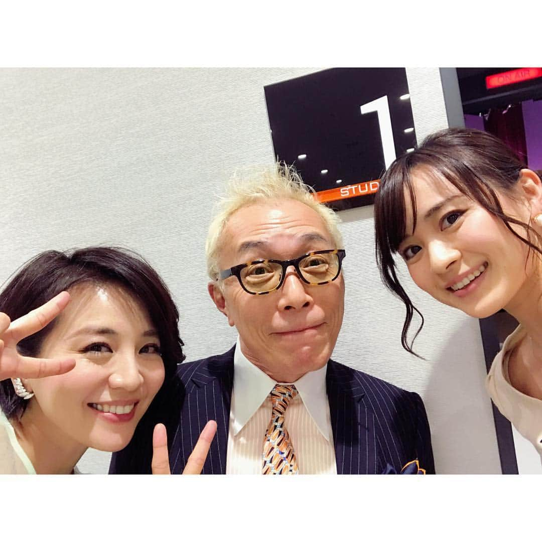 繁田美貴さんのインスタグラム写真 - (繁田美貴Instagram)「*＊ とっても楽しい収録でした〜♪ #今日のお仕事 終わりに #所ジョージ さんと #大橋未歩 アナウンサーとパシャリ☆ #慣れない #自撮り で、私の #キャミソール の #肩紐 が #ちょっと 見えていますが、、 #下着ではない のでお許しを(笑) #テレビ東京 で #所さん が #司会 をされている2つの #特番 #所でナンじゃこりゃ！？ と #所さんの世界のビックリ村 が #クリスマス の夜に #合体 します！ #放送 が近付いたらまた  #お知らせ すると思いますが、 #取り急ぎ 12/25(日) 18:30〜の放送です。 #ぜひご覧下さいね♪」12月17日 19時14分 - handa_miki