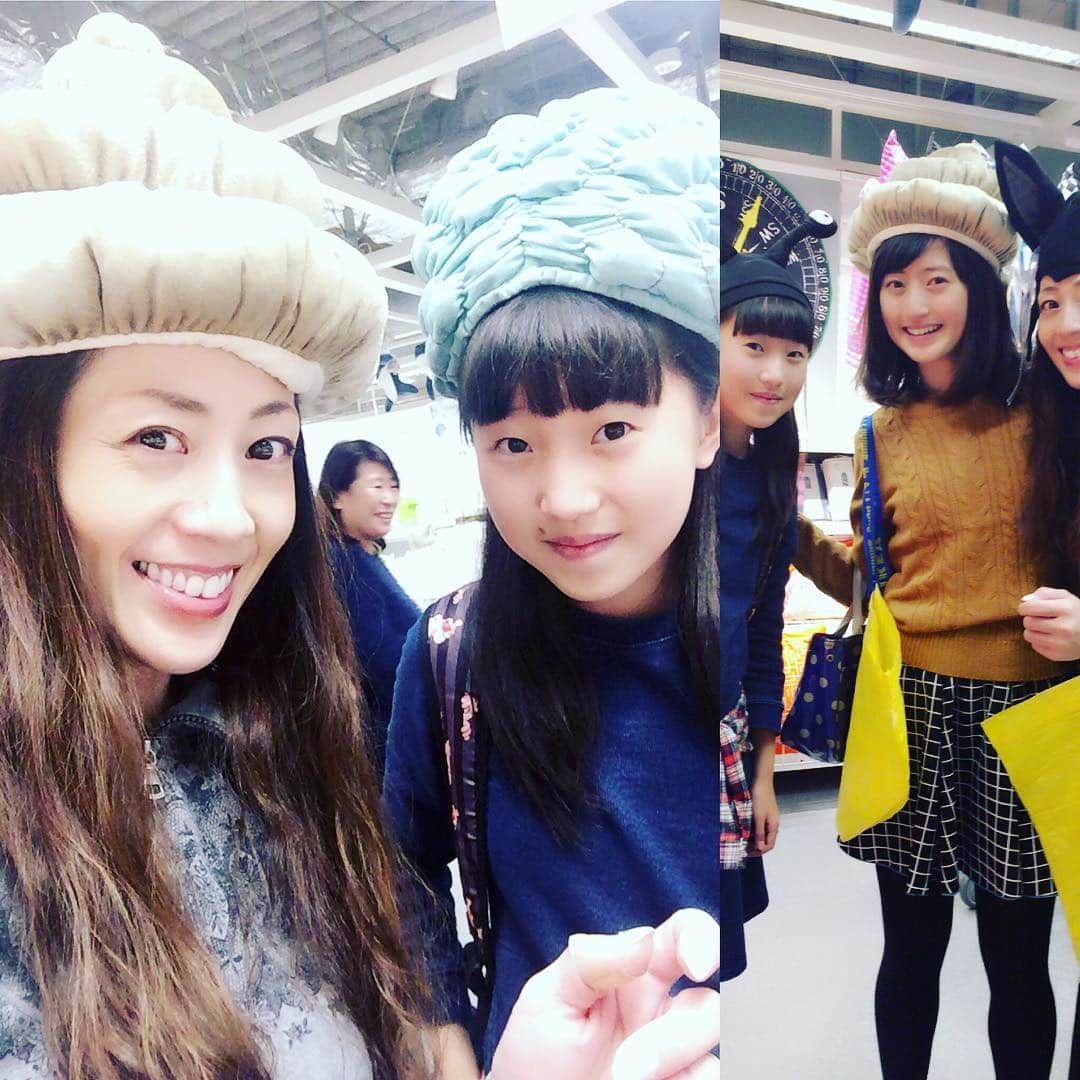 のインスタグラム：「面白いかぶり物(๑>◡<๑) ヤドカリだよ（╹◡╹）IKEAにて。」