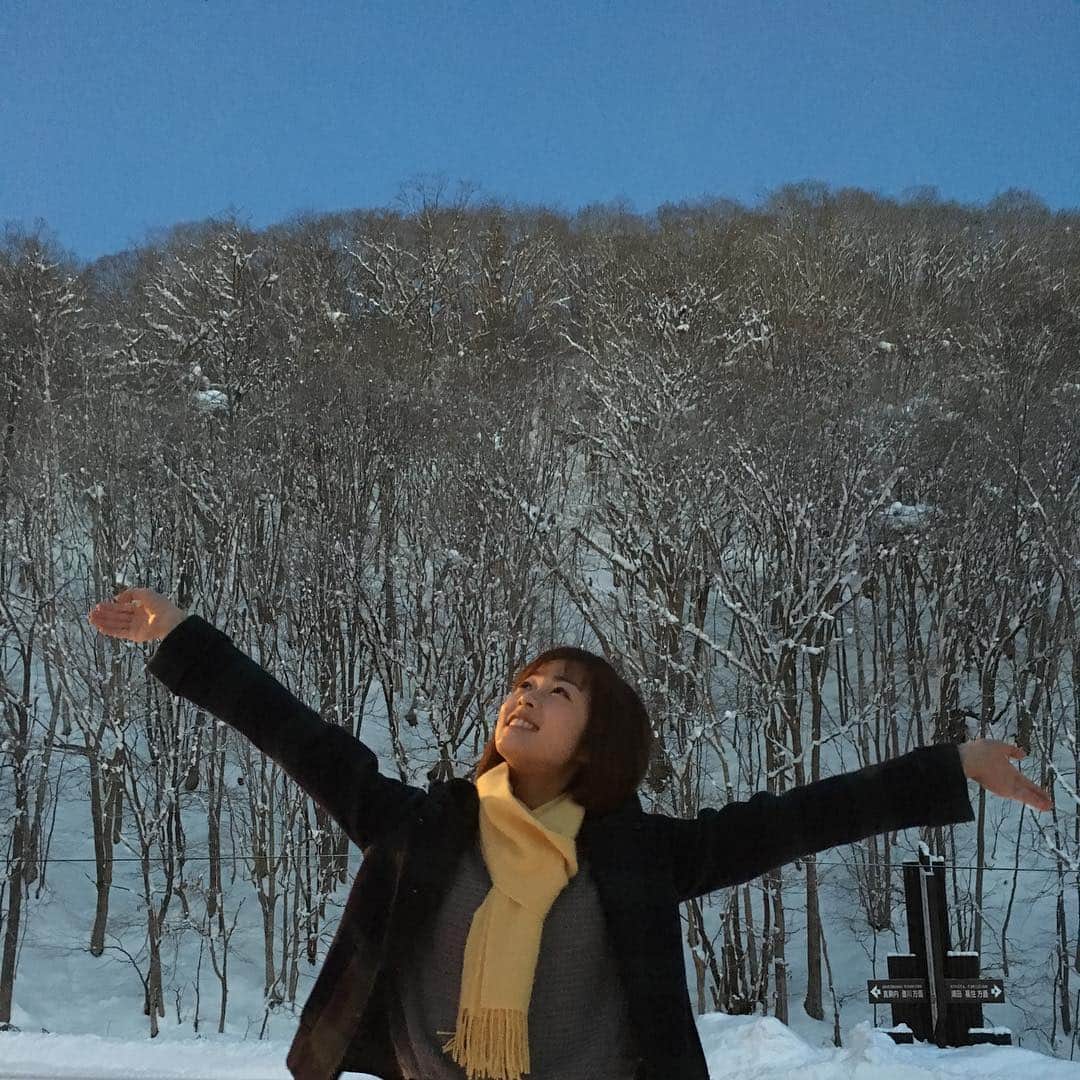 高橋春花さんのインスタグラム写真 - (高橋春花Instagram)「早朝からロケです＼(^^)／ 空がだんだん明るくなってきました。 #平岸我楽多団 #雪と戯れる #HTB #高橋春花」12月18日 6時44分 - htb_takahashiharuka