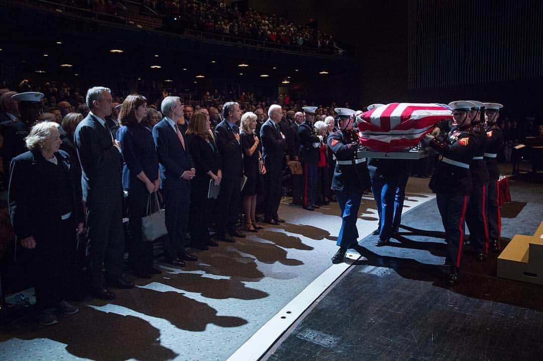 ジョー・バイデンのインスタグラム：「"If we’re looking for a message to send about our time here on our Earth for what it means to be an American, it’s the life of John Glenn." —Vice President Biden celebrating astronaut and former Senator John Glenn」