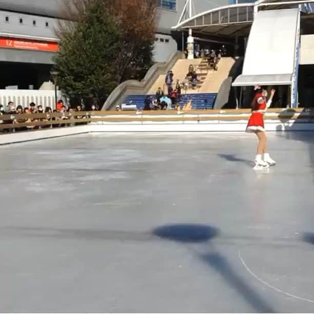 のインスタグラム：「#movie ⛸ 動画見て良かった点、改善点など反省中🙄 完璧でも無く、自分が満足行かなくてもせっかくなら皆さんにも見てもらおう。 と、勇気を出してみました💪 今週末も都内の屋外スケートリンクでショーなのでまた頑張ります！❄️ #figureskating #璃奈サンタ #santagirl #iceshow #christmasskating  #alliwantforchristmasisyou  #figureskatingmovie #流山おおたかの森  #スケートリンクオープニングイベント」