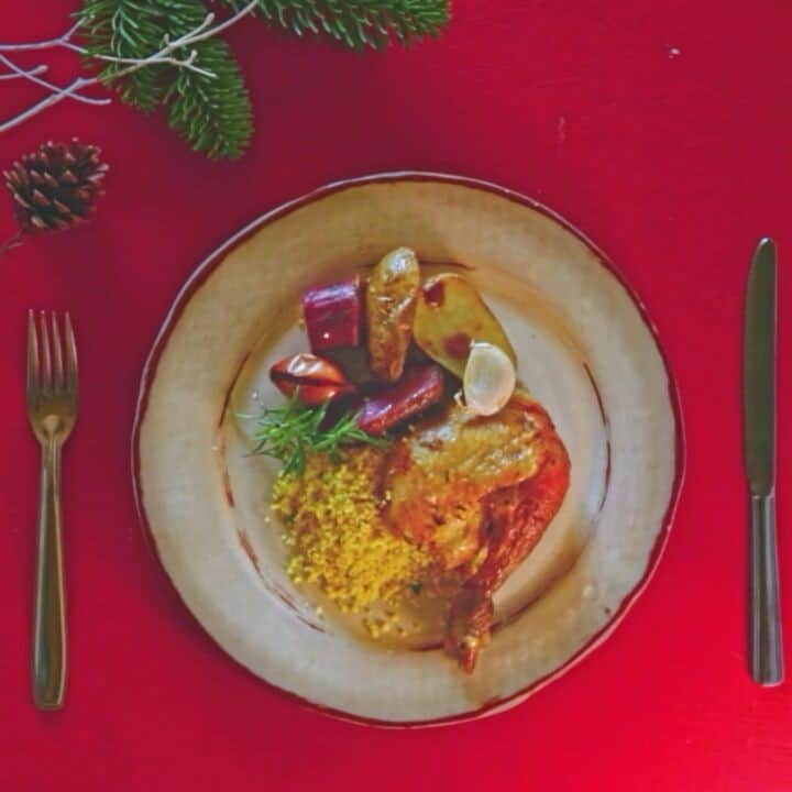 くらしのイロドリのインスタグラム：「クリスマスのメイン料理に。クスクスを詰め合わせたオリジナルレシピ「ハーブマリネのローストチキン」ご紹介します。 〈料理研究家口尾麻美さんの世界のレシピ Vol.20〉 【用意するもの（４人分）】 丸鶏‥ 約1kg ＊＊ ＜マリネ液＞ 塩‥大さじ1 ニンニク（すりおろす）　1片 ローズマリーの葉（刻む）　 3枝 タイム(ほぐす）　3枝  ブラックペッパー　小さじ1 パプリカパウダー　小さじ1 レモン汁　大さじ1 オリーブオイル　大さじ3～4 ＊＊ ＜詰め物＞ クスクス　1カップ 温めた野菜のブイヨン（熱湯でもよい）　1カップ弱 サフラン（少量の水で戻す）　ひとつまみ オリーブオイル　大さじ1 塩　小さじ1 こしょう　適量 イタリアンパセリ（刻む）　大さじ1 ＊＊ ＜つけ合わせ＞ じゃがいも（小）　6個 小玉ねぎ　8個 さつまいも（小）　2本 にんにく（皮付き）　3～4かけ ＊＊ 【作り方】 1.マリネの材料を混ぜ合わせる。 2.鶏に1のマリネ液をまんべんなくぬり、1時間（～1晩）くらいおいて味をなじませる。 3.ボウルにクスクスを入れ、塩、こしょう、オリーブオイルを入れ混ぜ、サフランの戻し汁と温めたブイヨンを入れ混ぜ、ラップをして10分蒸らし、戻ったらほぐし、イタリアンパセリを混ぜる。 4.鶏肉の首の部分を楊枝で止め、おしりからクスクスを詰めたら、楊枝で止め、足をたこ糸でしっかりと縛り、足先はアルミホイルをかぶせる。 5.チキンを焼き皿にのせ、200℃のオーブンで20分程焼く。 6.じゃがいも類にオリーブオイル（分量外）をまぶす。 7.5.のチキンに焼き色がついたら温度を180℃に下げ、じゃがいも類を入れ、30～40分焼く。鶏のもも部分に金串を刺して、肉汁が透き通っていたらできあがり。 --- マグレブ諸国では家族や隣人とでクスクスを囲んで食べる習慣があり、クスクスはおもてなしやパーティにぴったりの食材です。 作ったらぜひ「#くらしのイロドリ」のタグをつけてご紹介ください。 --- #くらしのイロドリ #料理研究家口尾麻美さんの世界のレシピ #料理 #献立 #レシピ #簡単レシピ #食卓 #幸せの食卓部 #おうちごはん #うちごはん  #デリスタグラマー #クッキングラム #おうちバル #おうちカフェ #おうち居酒屋 #手作り #自家製 #ローストチキン #チキン #丸鶏　#鶏肉 #鶏肉料理 #ハーブ  #クリスマス #クリスマス料理 #クリスマスパーティー #おうちクリスマス #イロドリクリスマス　#christmas  #xmas」
