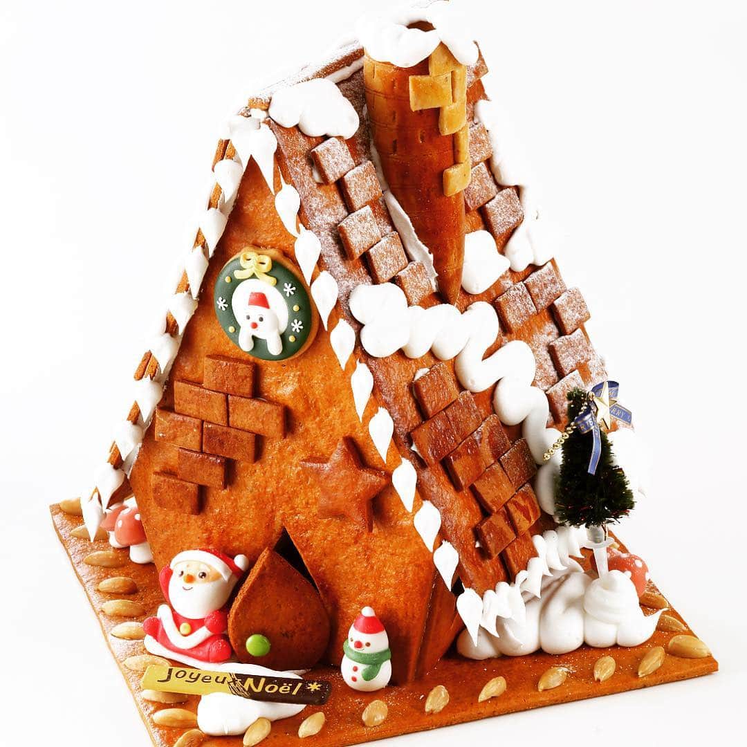 THE WESTIN KYOTO ウェスティン都ホテル京都のインスタグラム：「こんなクリスマスケーキも♪お菓子でできたおうち、ヘキセンハウスです。見て、食べて、クリスマスを目一杯楽しみましょう！ Hexenhaus, the cookie house. Enjoy seeing, eating and a magical Christmas moment! #クリスマスケーキ　#christmascake #xmascake #christmas #xmas #ヘキセンハウス　#hexenhaus　#cookiehouse #お菓子の家」