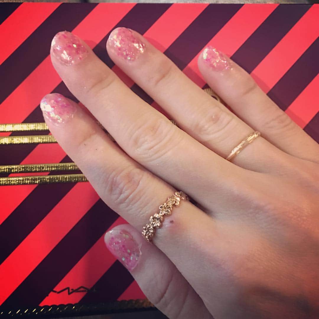 吉田愛李のインスタグラム：「久しぶりのジェル💅 #セルフネイル #キラキラ」