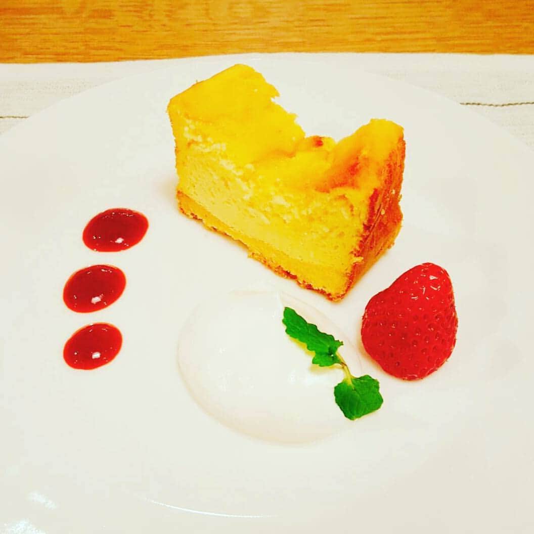 のインスタグラム：「みくり飯🍴チーズケーキ 先ほど放送した逃げ恥ダイジェストをYouTubeで公開しました❗見れなかったみなさん ぜひチェックしてみてね❗  #逃げ恥 #最終回まで #あと２日 #ダイジェストでお復習もオススメです #明日はANN #火曜はハグの日 #逃げ恥の日 #朝から電波ジャック #逃げ恥ウィークをお楽しみ下さい❗ #カウントダウン #恋ダンス #だいすき #みんなで踊ってね #笑顔 #ダンケ #恋人つなぎ」