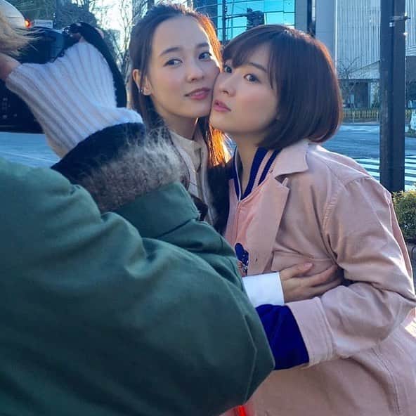 亜希子さんのインスタグラム写真 - (亜希子Instagram)「奈津子先生から連絡きて気がつく。撮影中、おもいっきり胸タッチされてた。 顔を近づけるポージングで、胸に手を置きがち🤔😳 #双子あるある  #ソフトタッチ」12月18日 18時12分 - akiko_ohki
