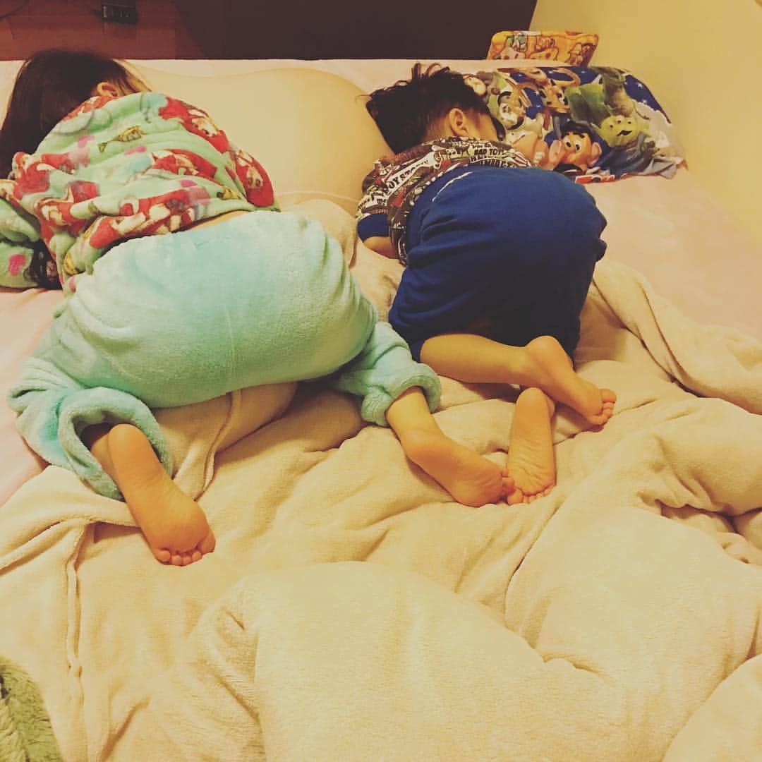 のインスタグラム：「すげーーーーー！！！！！寝る部屋いったらシンクロしてるー(*ﾟ▽ﾟ*) #これで爆睡 #やっぱり姉弟 #このケツかみたーーーーい(●´ω｀●)笑笑」