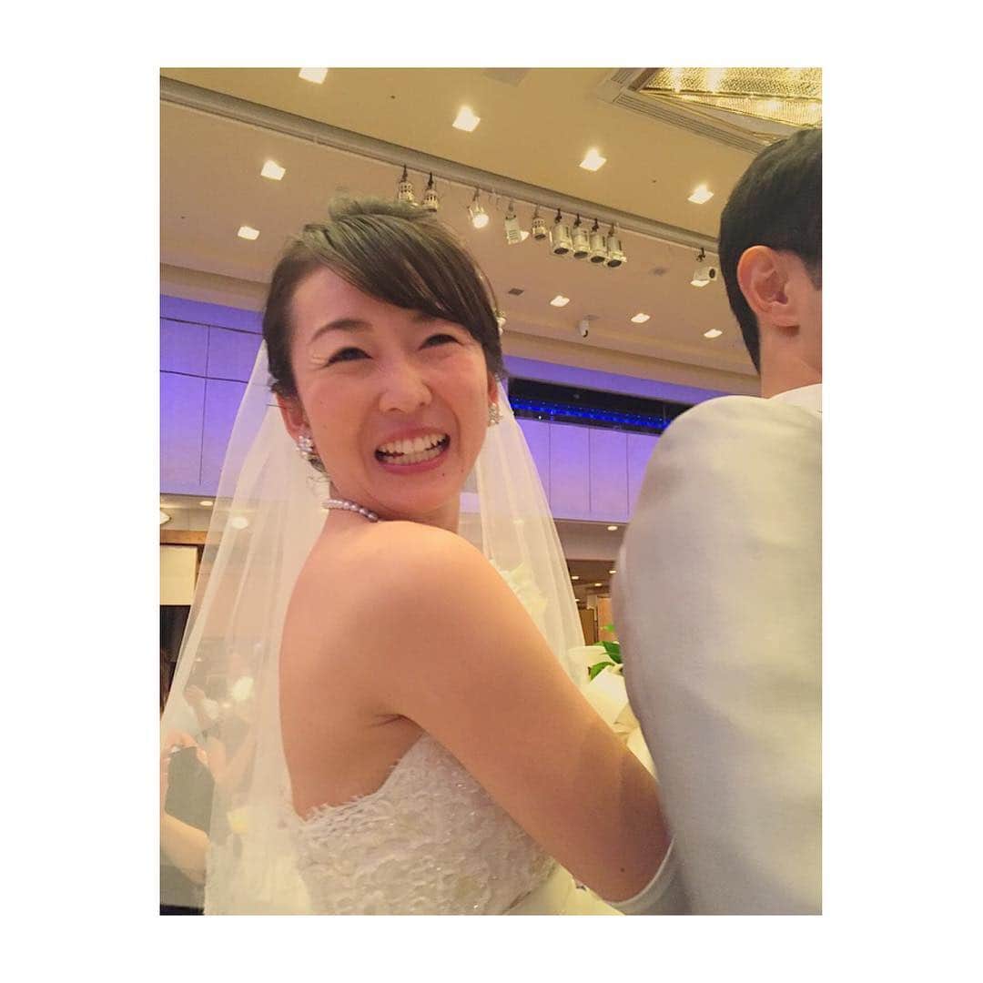 秋元玲奈さんのインスタグラム写真 - (秋元玲奈Instagram)「お休み前の、今日の一枚。 狩野の人柄を象徴するような、愛に溢れた、あたたかい披露宴でした。 本当におめでとう(^^) #狩野恵里 #祝結婚」12月19日 0時05分 - rena_akimoto