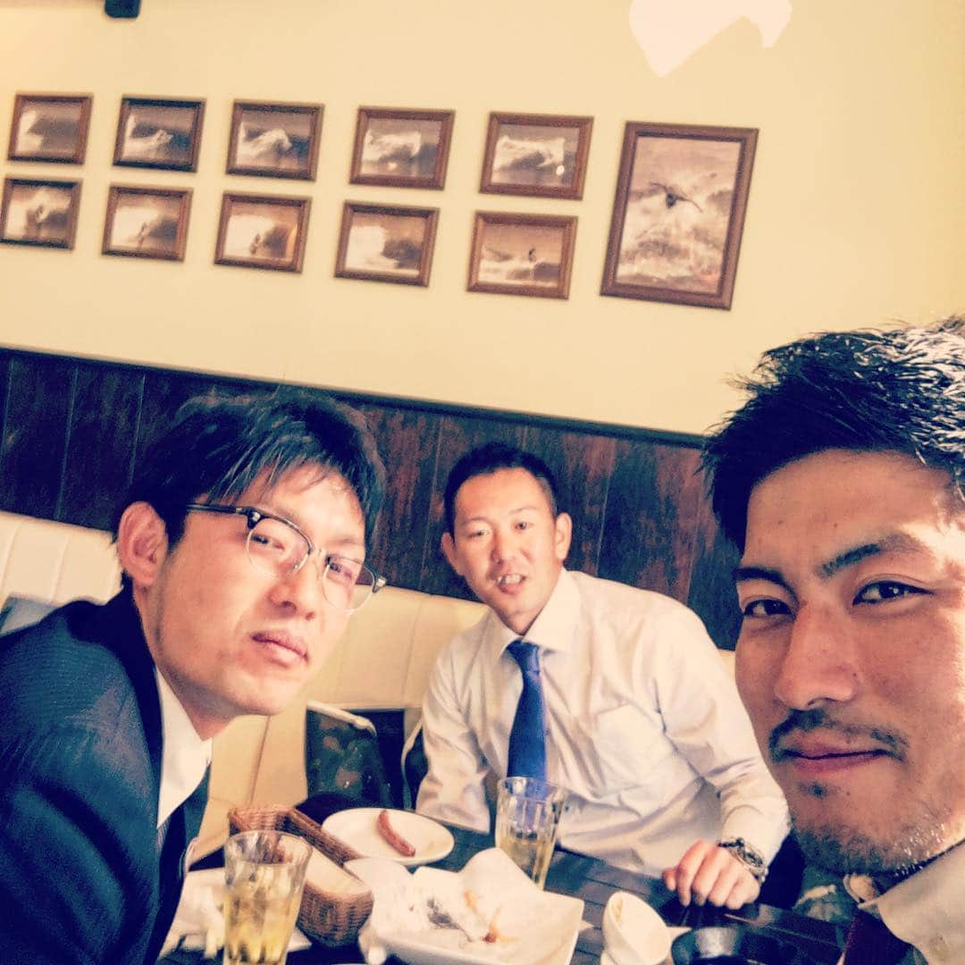 祖父江大輔さんのインスタグラム写真 - (祖父江大輔Instagram)「#結婚式#卓おめでと〜#披露宴前にハンバーガー#トヨタ自動車野球部」12月19日 0時48分 - sobue