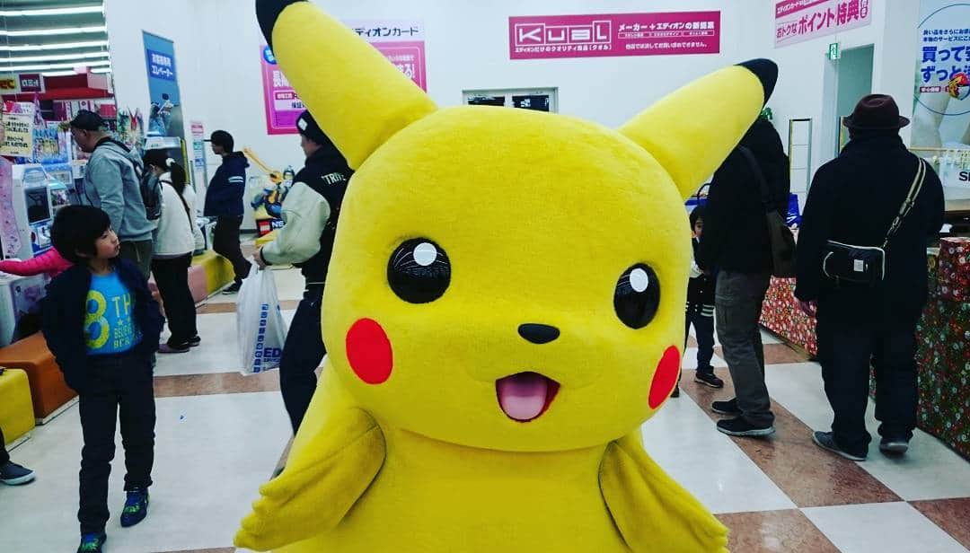 Omoray Omorayのインスタグラム：「エディオン倉敷本店には 現在かわいいピカチュウが！！！ #omoray  #文化#calture#美観地区 #倉敷#kurashiki #岡山#okayama #クラシキ文華 #クラシキブンカ #japan #japantrip #travel #trip」