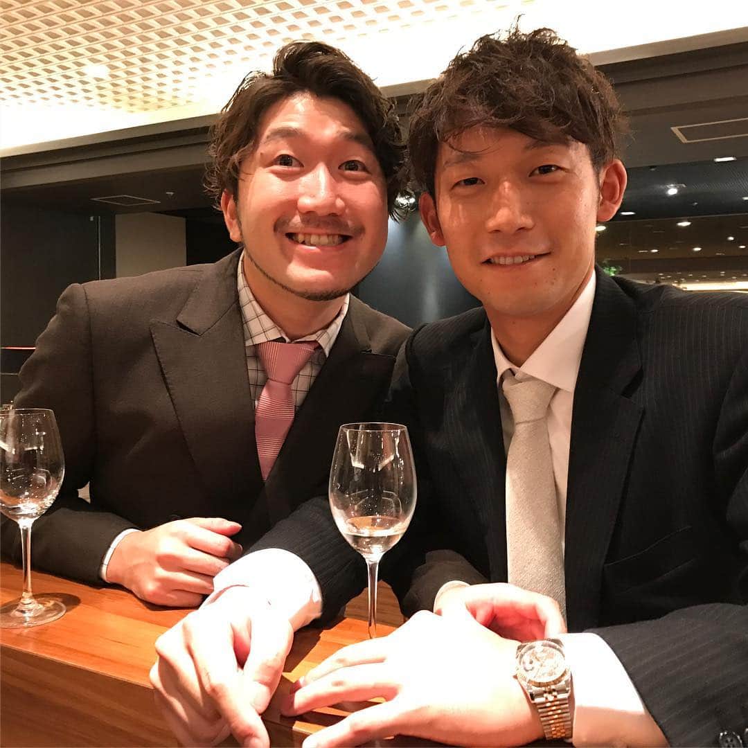 野村祐輔のインスタグラム：「昨日の結婚式にはロッテの石川さんと関谷くんも来てました(^^)」