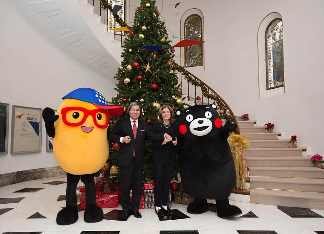 キャロライン・ケネディのインスタグラム：「Thank you Governor Kabashima & #Kumamon for coming! We stand with the people of Kumamoto throughout the recovery from the #KumamotoEarthquake. Gamadase! 熊本の蒲島知事と #くまモン に会えて嬉しかったモン！ 私たちは、#熊本地震 被害にあった熊本の皆さんの復興努力を応援し続けます。がまだせ！」