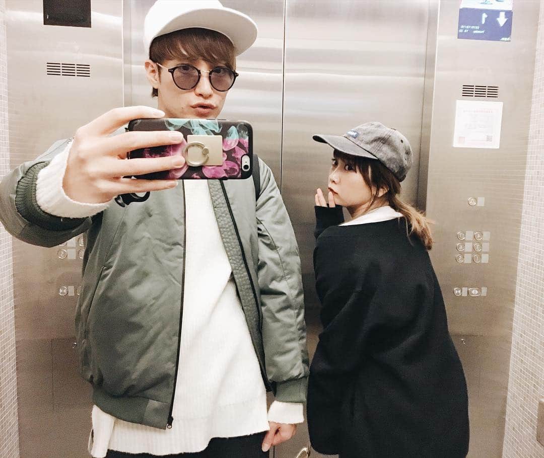 のインスタグラム：「オシャレボーイかちち🎩✨ 持ってる物もいつもオシャレ❤️ ・ 私の旅行の時の格好は、とにかく着心地が良くて動きやすさ重視🏃 かつ、気分を上げるために旅先の雰囲気に合わせてコーディネートしてます。 かっちとの女子旅の様子は→ #かっちとたなかの台湾女子旅 のタグでまとめてるよーん🙋🏻 #かっちとかかちちとか #色んな呼び方してしまう #田中里奈の週末台湾 #台湾 #taiwan #trip #私服show #たなか旅メモ」