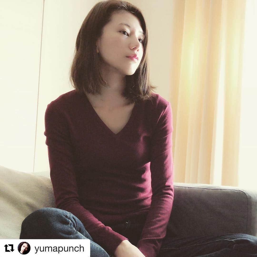 EL HALMのインスタグラム：「#Repost @yumapunch with @repostapp ・・・ 深いVネックなので、華奢なクロスのネックレスを。まったく見えないけど。 ニットに合わせてリップもボルドー。 色飛んでるけど。  knit @el_halm  #ELHALM#knit#denim#Bordeaux#redlips#nars #necklaces#myroom#fashion#selfstyled#model#simple#エルハルム#ニット#デニム#我が家#私服#赤リップ#ファッション#シンプル」