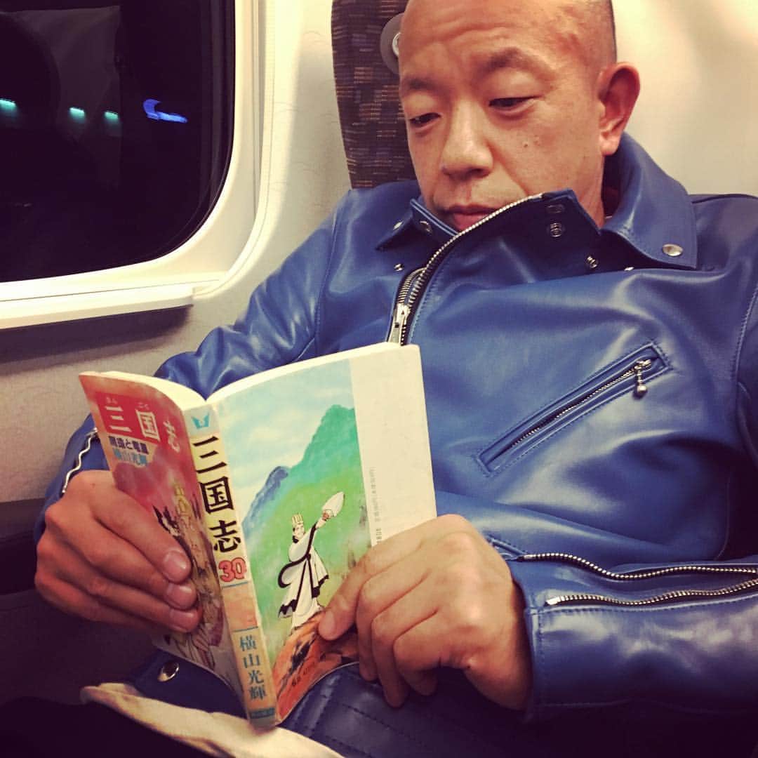 井上聡さんのインスタグラム写真 - (井上聡Instagram)「新幹線で熱心に読書をしてる小峠。 #歴史の勉強をしたくてAmazonで全巻購入 #2時間経つがずっと30巻を読んでいる #ハマってるらしい #知的なところを周りにアピールするべく背表紙が見えるように通路側に向けて読んでいる #俺の周りではアホな奴ほど三国志が好き #これだけ話が進んでいるのにまだ諸葛孔明しか名前を覚えてない #というかまず先に日本の歴史だろ #バイキング小峠」12月19日 21時56分 - _ino__