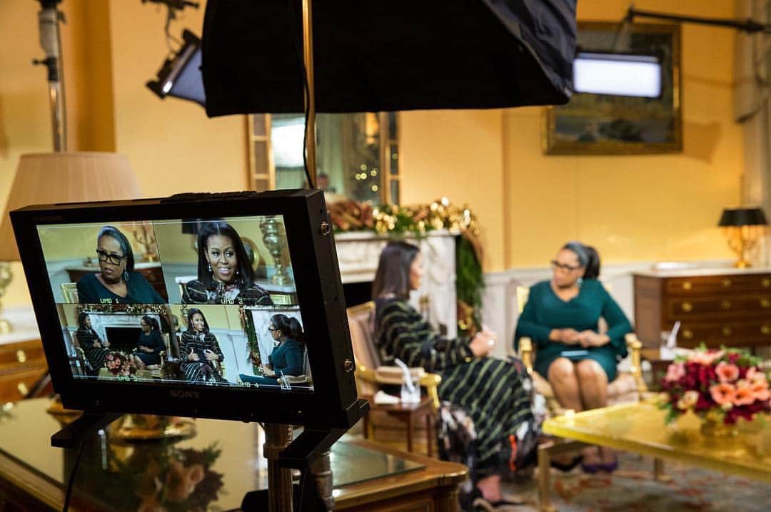ミシェル・オバマのインスタグラム：「Tonight on @CBStv, the First Lady sits down with @Oprah to reflect on the past eight years at 1600 Pennsylvania Ave. 📺Tune in at 8pm ET/PT.」