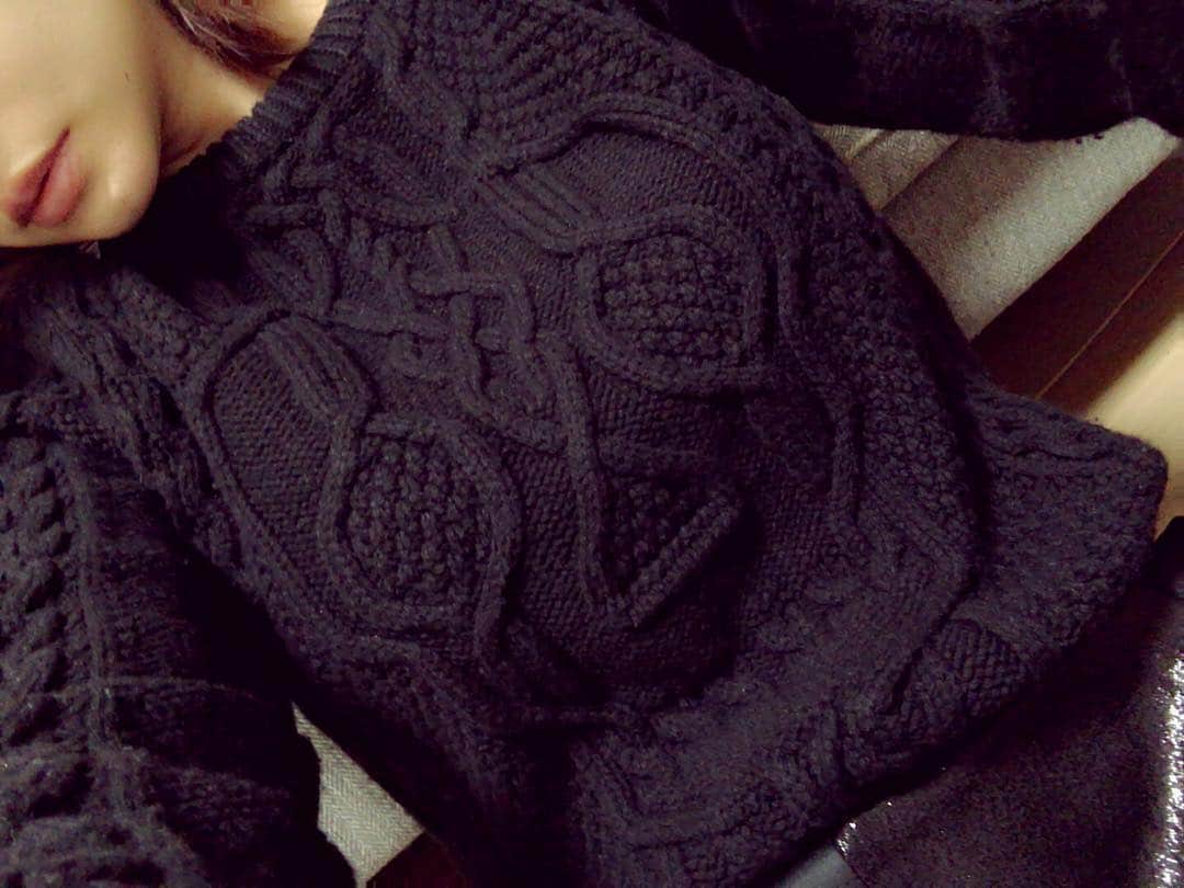 岸明日香さんのインスタグラム写真 - (岸明日香Instagram)「マックイーンのセーターよく見たら骸骨ちゃんの顔になってるで☠️ #alexandermcqueen #岸服 #クローゼット黒い服だらけ」12月20日 1時42分 - aspoo02