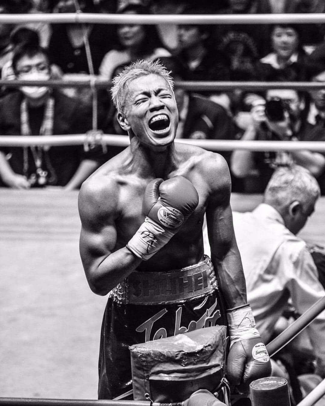 土屋修平のインスタグラム：「日本ライト級チャンピオンになりました。  みなさん応援ありがとうございました！！ 応援してくれたみなさん。  力を貸してくれたスタッフのみんな。  会長。トレーナー。試合を組んでくれたプロモーター。  そして家族。  みんなのおかげでここまで来れました。  ありがとう。  やったぞ！！！ #boxing #boxeo #boxer #champion」