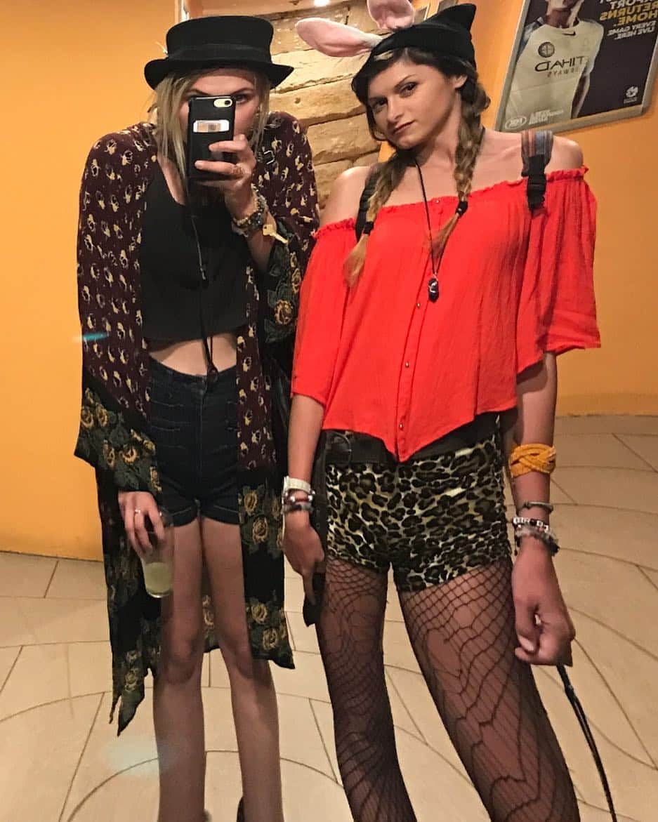 ウィットニー・バンスのインスタグラム：「Missing playing in funhouse mirrors with you boo 👽✌️️🎩🐰 #rabbitinahat  #funhouse」
