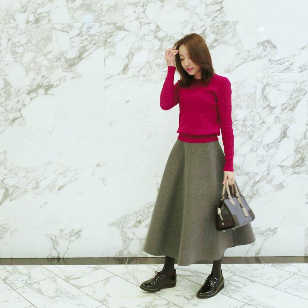 のインスタグラム：「赤🍎を着たくなる季節 。  #coordinate #ootd #outfit #mystyle #fashion #instafashion #myfashion #お洋服 #コーディネート #コーデ #ファッション #코디네이트 #양복 #패션 #카메라 #mineby3mootd #knit #UNIQLO #ユニクロ #ユニクロコーデ  #skirt #lecielbleu #ルシェルブルー #bag #loewe #アマソナ #ロエベ #shoes #odetteeodile #unitedarrows」